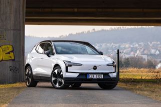 Volvo EX30 je sympatický elektromobil za zajímavé peníze. Interiér ale nebude pro každého - Garáž.cz